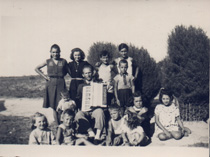 Chioccia con Pulcini- Burina Inizi anni '50