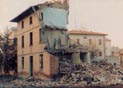 La vecchia casa viene demolita