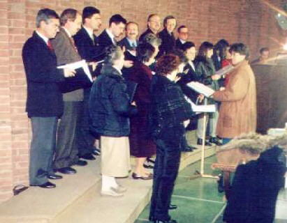 Il Coro nel 1998 con l'attuale direttore Daniele Marabese