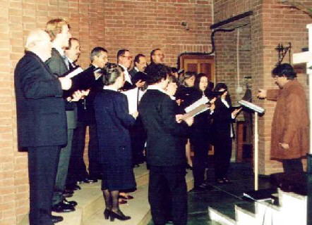 Il Coro nel 1999 con l'attuale direttore Daniele Marabese