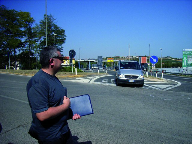 In attesa al casello autostradale di Francavilla