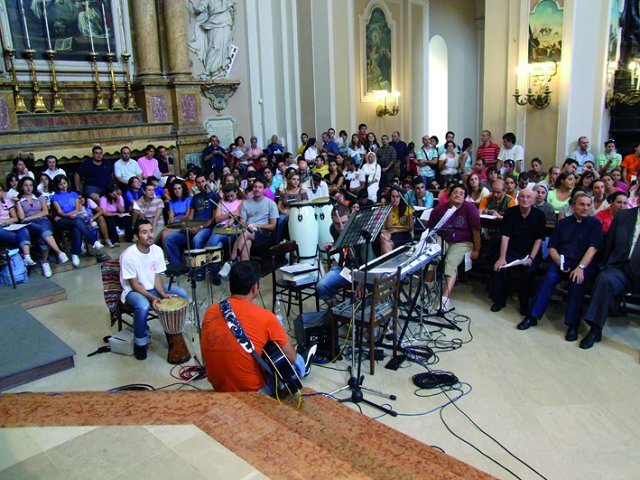 I giovani in cattedrale con padre Bruno (la band dell'Azione Cattolica diocesana)