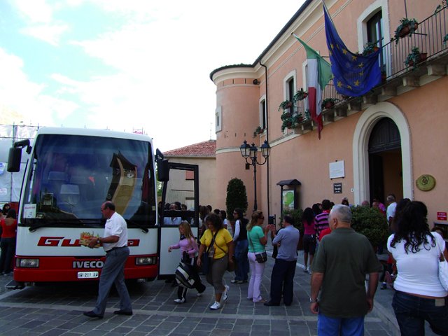 Si caricano i bagagli in Piazza San Rocco a Torrevecchia