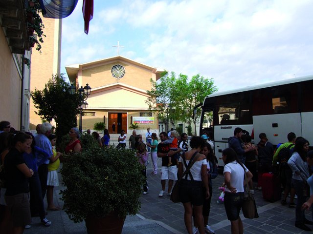 Si caricano i bagagli in Piazza San Rocco a Torrevecchia