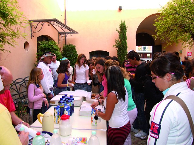 E nel cortile del palazzo Valignani la colazione per i giovani che vanno a Loreto