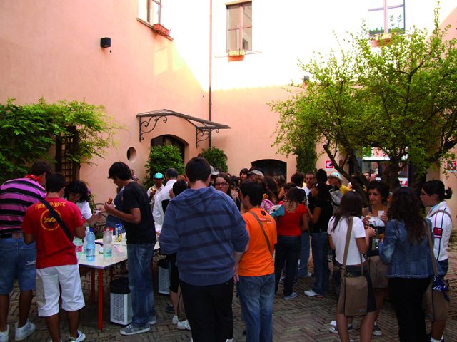 E nel cortile del palazzo Valignani la colazione per i giovani che vanno a Loreto